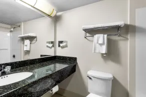 Suburban Studios - Bathroom