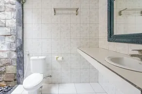 RedDoorz at Mahendra Beach Inn Kuta - Bathroom