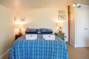 Shallow End, Orford - Room