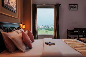 Revaas Pure Veg Lake View Hotel - Zimmer