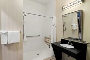 HomeTowne Studios by Red Roof East Lansing - Okemos - Salle de bain