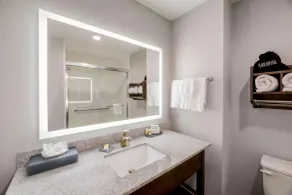 La Quinta Inn & Suites by Wyndham Fort Worth Arlington West - Bathroom