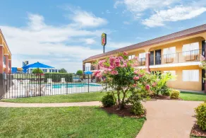 Super 8 by Wyndham Midwest City OK - Piscine