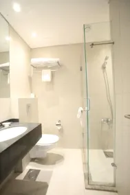 The Ray Hotel and Studios - Bathroom