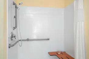 Howard Johnson by Wyndham Houma - Bathroom