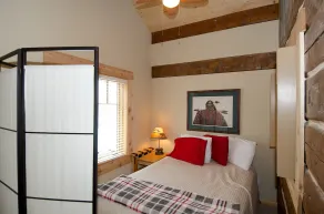 True Grit Adventure by KABINO Dogs OK FirePit Satellite WiFi Sleeper Sofa Perfect Location Rustic Modern - Værelse