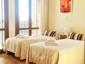Theseus Village 2 Bed Appartement avec position enviable sur piscine communautaire - Chambre