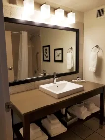 Country Inn & Suites by Radisson, Fergus Falls, MN - Badeværelse