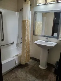 AmericInn by Wyndham Delafield-Milwaukee - Badrum