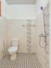 Capital O 90643 Suri Guest House Syariah - Bathroom