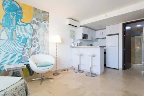 Appartement avec piscine, jardin et terrasse | Vue piscine - Salle de bain