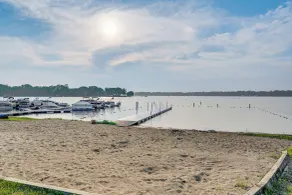 Powers Lake Gem: Peek-a-boo Views & Beach Access - Innenbereich