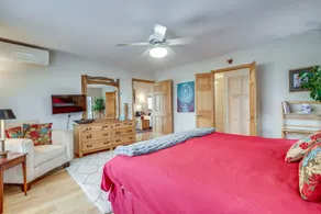 Serene Santa Fe Getaway w/ Hot Tub & Fireplace! - Zimmer