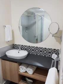 Quest Tamworth - Bathroom