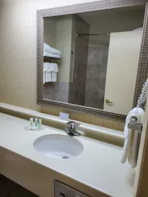 Quality Inn & Suites Grants - I-40 - Salle de bain