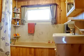 The Holiday Chalet Getaway in a Private Estate, Pets Allowed - Badezimmer