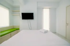 Comfy and Minimalist 1BR Patraland Urbano Apartment near Bekasi Station By Travelio - Zimmer