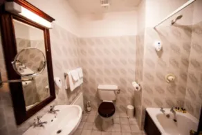 Devon Inn Hotel - Badezimmer