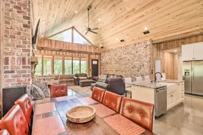 All-encompassing Lakehouse w/ Modern Accents! - Innvendig