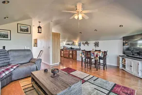 Near White Mountain Lake: Home w/ Balcony & Patio - Interiør