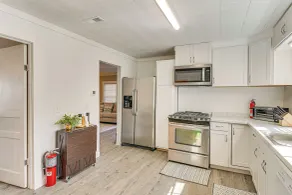 Close to Shops, Eats & Hospital: Roxboro Retreat - Interiør