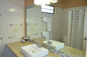 Shalom House - Bathroom