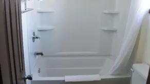 Budget Host Golden Wheat Motel - Bathroom