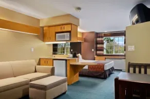 Stay Beyond Inn & Suites - Zimmer