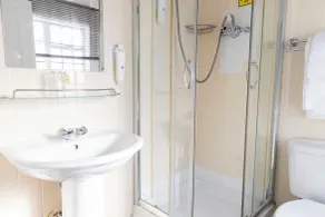 Cromwell Lodge Hotel by Greene King Inns - Bathroom