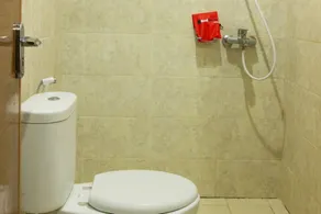RedDoorz near Goa Panggung - Bathroom