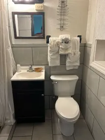 Hillcrest Motel By OYO Aurora IN Near Lawrenceburg - Salle de bain