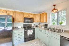 Woodsy Pittston Retreat Near Kennebec River! - Interior
