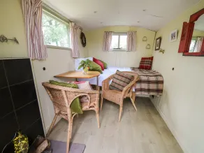 Tilly Gypsy-style Caravan Hut - Zimmer