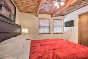 5 Mi to Camelback: Henryville Home w/ Hot Tub! - Rom