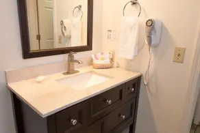 Pines Inn & Suites - Chambre
