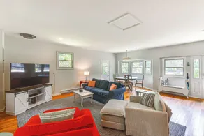 Charming Union Pier Home w/ Deck: Half-mi to Beach - Intérieur