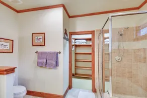 Cozy Avon Retreat w/ Private Deck & Pool Access! - Innvendig