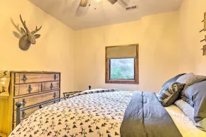 Mountain Cabin w/ Fire Pit, Walk to Golf & Fishing - Interiør