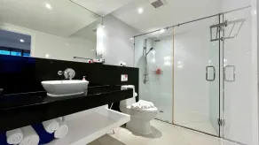 B6 - 1 Bdr Modern Condo With Balcony and Pool, Karon - Salle de bain