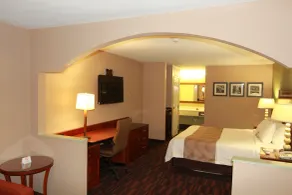 Quality Inn & Suites near Robins Air Force Base - Chambre