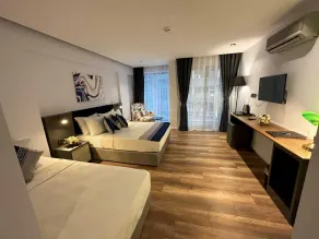THE ROYALS HOTEL - Room
