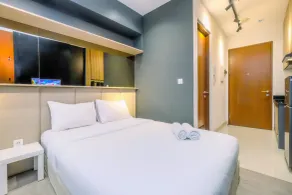 Minimalist and Comfy Studio Ciputra World 2 Apartment By Travelio - Zimmer