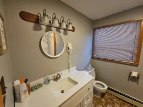 Bayview Hideaway is a 2 Story Home With Lots of Privacy - Badeværelse
