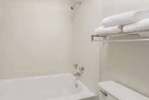 Baymont by Wyndham Greenville Woodruff Rd - Baño