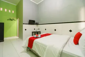 RedDoorz Syariah near Ciledug Station - Chambre
