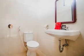 RedDoorz Syariah near Gelora Delta Sidoarjo - Salle de bain