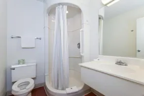 Super 8 by Wyndham Turlock - Salle de bain