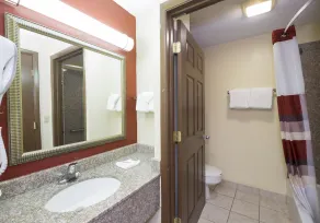 Red Roof Inn & Suites Cincinnati North-Mason - Salle de bain