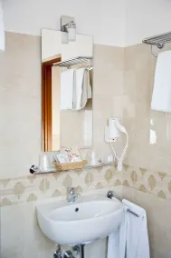 Hotel Arco Di Travertino - Bathroom