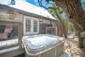 'Horse Thief Inn' Cabin Retreat w/ Deck & Hot Tub! - Interni
